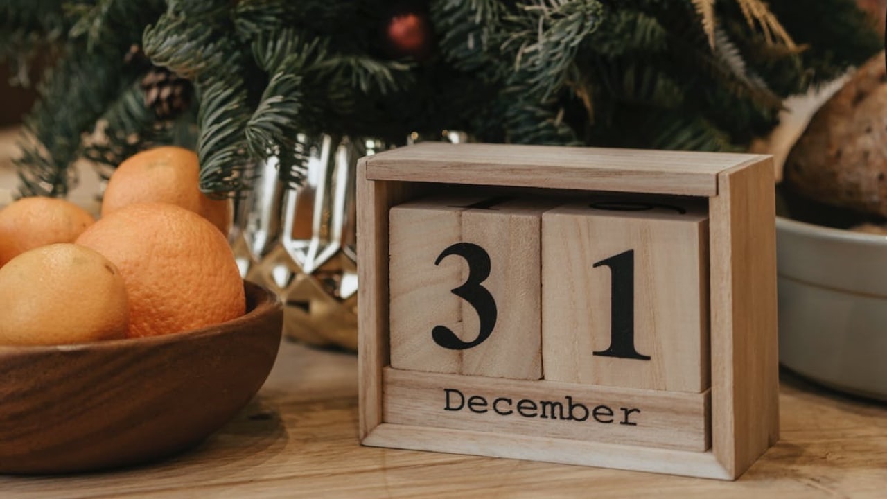wooden block calendar with the number 31